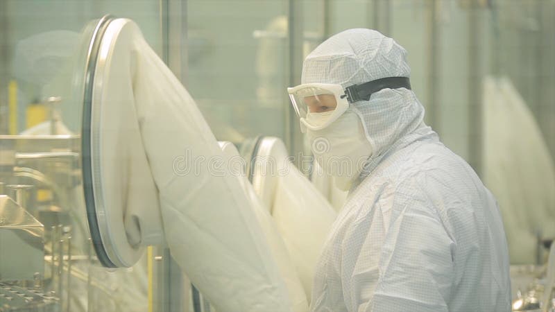 Βιομηχανία φαρμάκων Αρσενική ποιότητα επιθεώρησης βιομηχανικών εργατών των χαπιών που συσκευάζουν στο φαρμακευτικό εργοστάσιο αυτ στοκ εικόνα με δικαίωμα ελεύθερης χρήσης Βιομηχανία φαρμάκων Αρσενική ποιότητα επιθεώρησης βιομηχανικών εργατών των χαπιών που συσκευάζουν στο φαρμακευτικό εργοστάσιο αυτ στοκ εικόνα με δικαίωμα ελεύθερης χρήσης