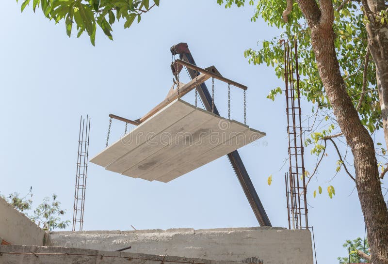 Βιομηχανική φόρτωση εργασιών γερανών λειτουργούσα του φύλλου τσιμέντου στοκ φωτογραφία με δικαίωμα ελεύθερης χρήσης Βιομηχανική φόρτωση εργασιών γερανών λειτουργούσα του φύλλου τσιμέντου στοκ φωτογραφία με δικαίωμα ελεύθερης χρήσης