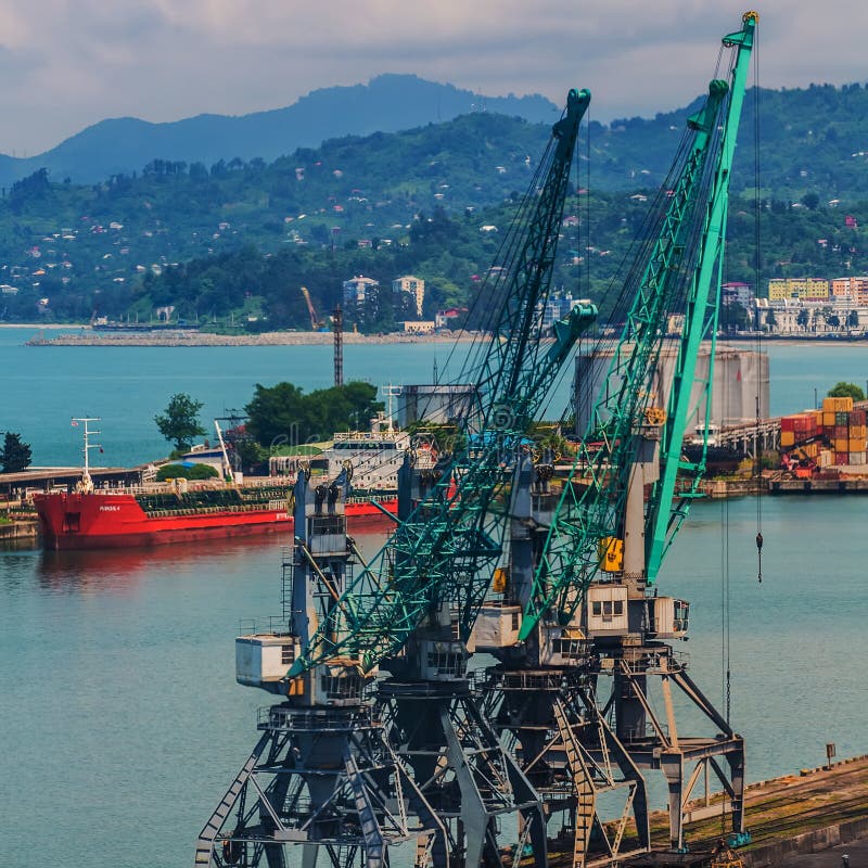 Βιομηχανικό σκάφος στο λιμένα Batumi στο σούρουπο Γεωργία στοκ εικόνες Βιομηχανικό σκάφος στο λιμένα Batumi στο σούρουπο Γεωργία στοκ εικόνες