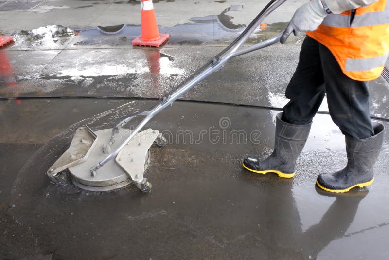 Βιομηχανικός εργάτης που χρησιμοποιεί έναν καθαριστή επιφάνειας στοκ εικόνες