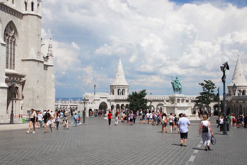 ΒΟΥΔΑΠΈΣΤΗ, ΟΥΓΓΑΡΊΑ- 30 ΣΕΠΤΕΜΒΡΊΟΥ 2019: Λεκάνη αλιέων στην όχθη Μπούντα του Δούναβη στοκ εικόνες ΒΟΥΔΑΠΈΣΤΗ, ΟΥΓΓΑΡΊΑ- 30 ΣΕΠΤΕΜΒΡΊΟΥ 2019: Λεκάνη αλιέων στην όχθη Μπούντα του Δούναβη στοκ εικόνες
