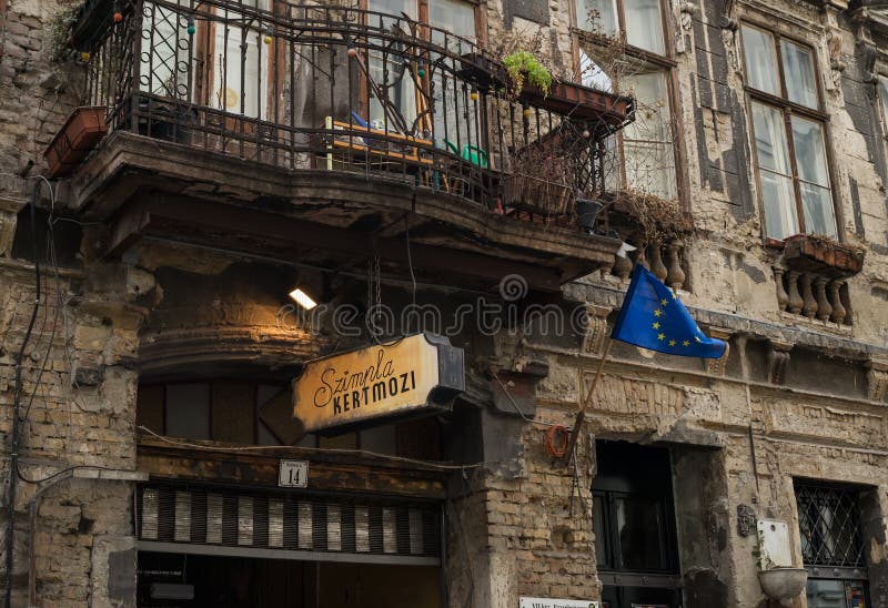 ΒΟΥΔΑΠΕΣΤΗ, ΟΥΓΓΑΡΙΑ - 31, ΙΑΝΟΥΑΡΙΟΣ Πρόσοψη του διάσημου μπαρ καταστροφών Szimpla Kert στη Βουδαπέστη, εβραϊκό τέταρτο Χειμώνας στοκ φωτογραφίες ΒΟΥΔΑΠΕΣΤΗ, ΟΥΓΓΑΡΙΑ - 31, ΙΑΝΟΥΑΡΙΟΣ Πρόσοψη του διάσημου μπαρ καταστροφών Szimpla Kert στη Βουδαπέστη, εβραϊκό τέταρτο Χειμώνας στοκ φωτογραφίες