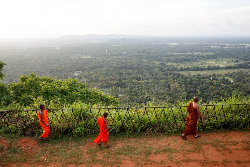 Βουδιστικός μοναχός στην ακρόπολη Sigiriya που κοιτάζει προς το δάσος στοκ εικόνες