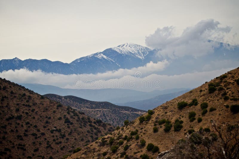 βουνά ερήμων χιονώδη στοκ εικόνες