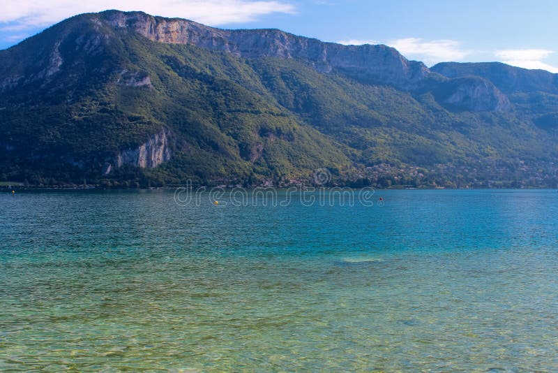 βουνά λιμνών του Annecy στοκ εικόνες με δικαίωμα ελεύθερης χρήσης βουνά λιμνών του Annecy στοκ εικόνες με δικαίωμα ελεύθερης χρήσης