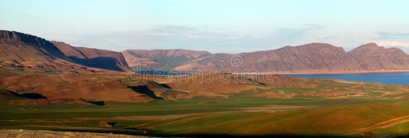 Βουνά δυτικού Sayany και ποταμός Enisey στοκ εικόνα με δικαίωμα ελεύθερης χρήσης Βουνά δυτικού Sayany και ποταμός Enisey στοκ εικόνα με δικαίωμα ελεύθερης χρήσης