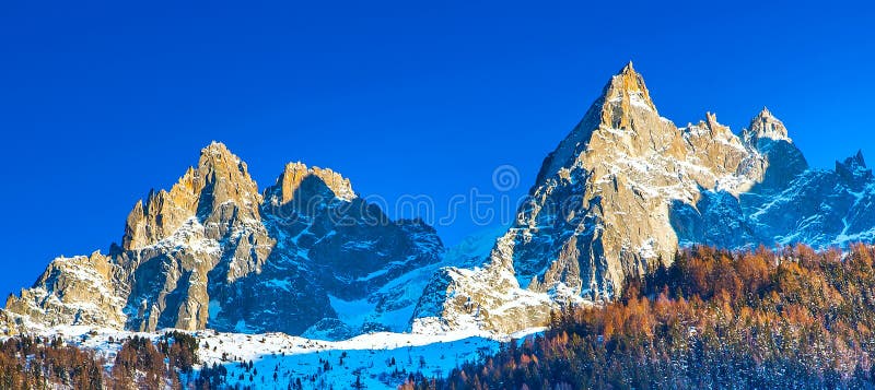 Βουνά χιονιού και βράχοι κοντά σε Chamonix, γαλλικές Άλπεις στοκ εικόνα