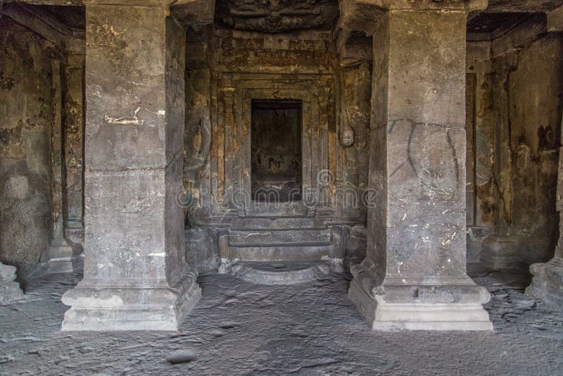 βουνοπλαγιά ινδή Ινδία ellora 26 27 η αρχαία χαρασμένη aurangabad σπηλιών σπηλιών κοντά στους αριθμούς λικνίζει έξω τους στερεούς στοκ εικόνες με δικαίωμα ελεύθερης χρήσης βουνοπλαγιά ινδή Ινδία ellora 26 27 η αρχαία χαρασμένη aurangabad σπηλιών σπηλιών κοντά στους αριθμούς λικνίζει έξω τους στερεούς στοκ εικόνες με δικαίωμα ελεύθερης χρήσης