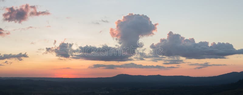 Βουνό Kho Khao στο ηλιοβασίλεμα, Phetchabun, Ταϊλάνδη στοκ εικόνα με δικαίωμα ελεύθερης χρήσης
