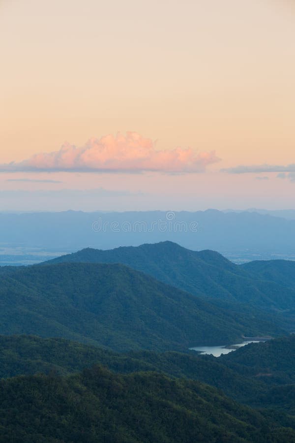 Βουνό Kho Khao στο ηλιοβασίλεμα, Phetchabun, Ταϊλάνδη στοκ εικόνες