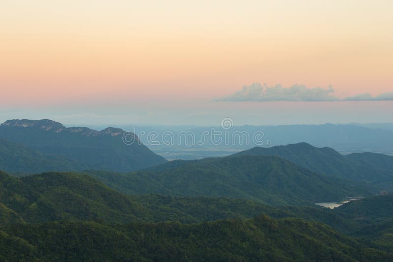 Βουνό Kho Khao στο ηλιοβασίλεμα, Phetchabun, Ταϊλάνδη στοκ φωτογραφία