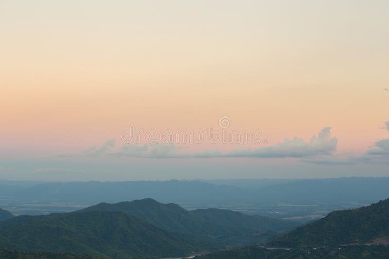 Βουνό Kho Khao στο ηλιοβασίλεμα, Phetchabun, Ταϊλάνδη στοκ εικόνα με δικαίωμα ελεύθερης χρήσης