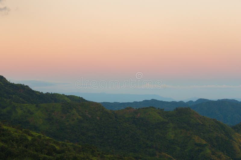 Βουνό Kho Khao στο ηλιοβασίλεμα, Phetchabun, Ταϊλάνδη στοκ εικόνα