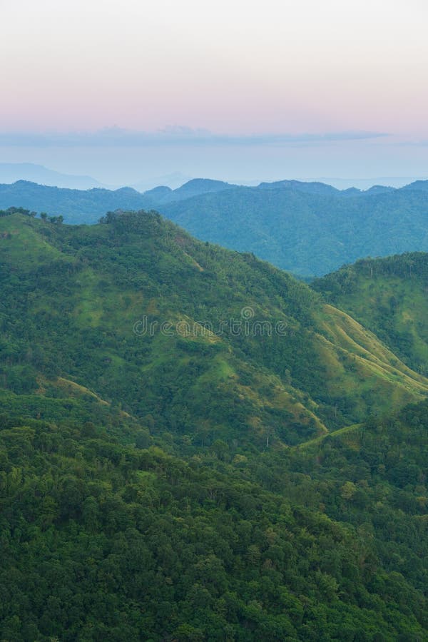 Βουνό Kho Khao στο ηλιοβασίλεμα, Phetchabun, Ταϊλάνδη στοκ φωτογραφία με δικαίωμα ελεύθερης χρήσης