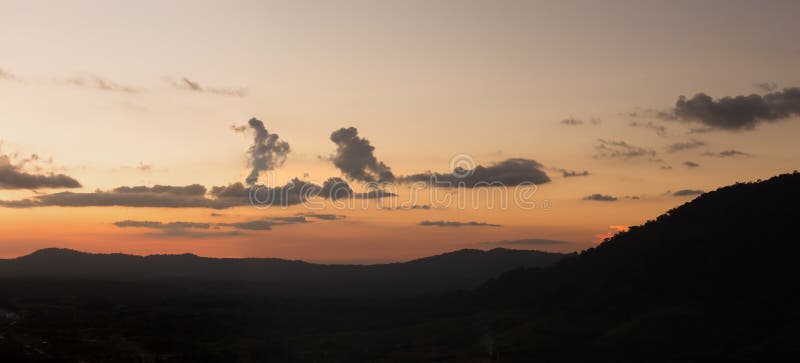 Βουνό Kho Khao στο ηλιοβασίλεμα, Phetchabun, Ταϊλάνδη στοκ φωτογραφία