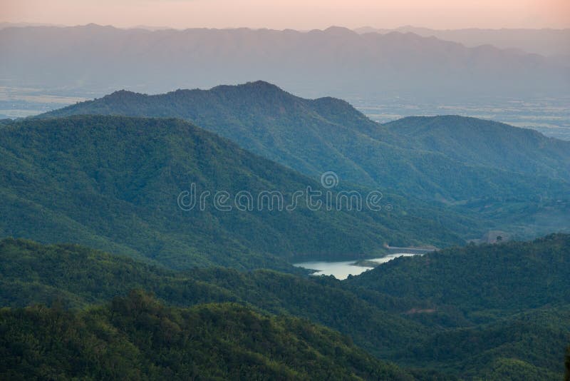 Βουνό Kho Khao στο ηλιοβασίλεμα, Phetchabun, Ταϊλάνδη στοκ εικόνα