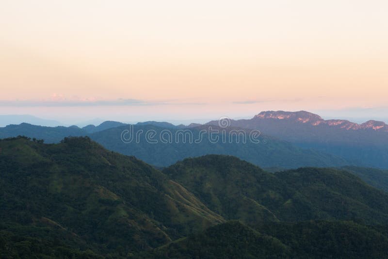 Βουνό Kho Khao στο ηλιοβασίλεμα, Phetchabun, Ταϊλάνδη στοκ εικόνα με δικαίωμα ελεύθερης χρήσης