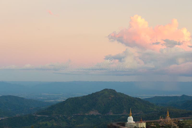 Βουνό Kho Khao στο ηλιοβασίλεμα, Phetchabun, Ταϊλάνδη στοκ εικόνες με δικαίωμα ελεύθερης χρήσης