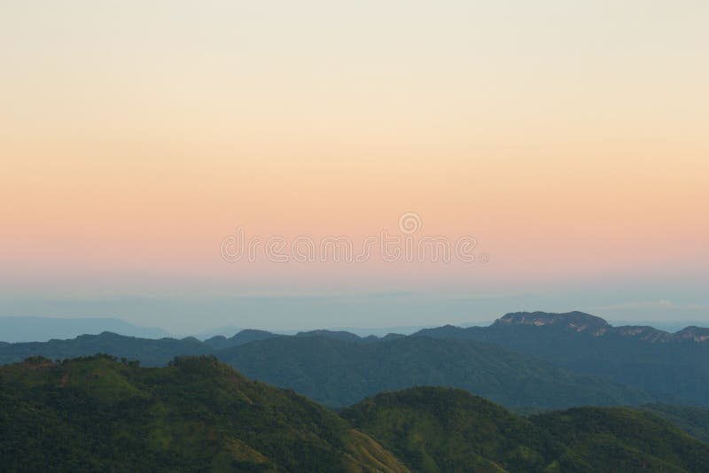 Βουνό Kho Khao στο ηλιοβασίλεμα, Phetchabun, Ταϊλάνδη στοκ εικόνα