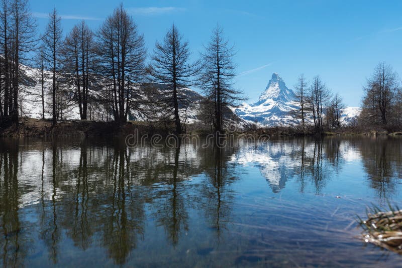 Βουνό Matterhorn το καλοκαίρι με την αντανάκλαση στη λίμνη σε Zermatt, Ελβετία στοκ φωτογραφίες Βουνό Matterhorn το καλοκαίρι με την αντανάκλαση στη λίμνη σε Zermatt, Ελβετία στοκ φωτογραφίες