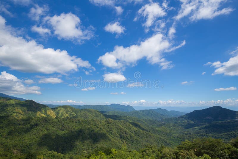Βουνό με τον ουρανό και σύννεφο σε Khao Kho, Phetchabun, Ταϊλάνδη στοκ φωτογραφίες