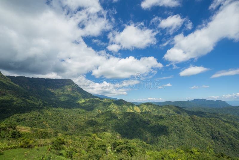 Βουνό με τον ουρανό και σύννεφο σε Khao Kho, Phetchabun, Ταϊλάνδη στοκ εικόνες