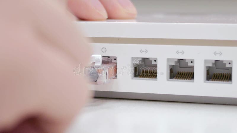 Βούλωμα στο καλώδιο ethernet στον άσπρο δρομολογητή φιλμ μικρού μήκους