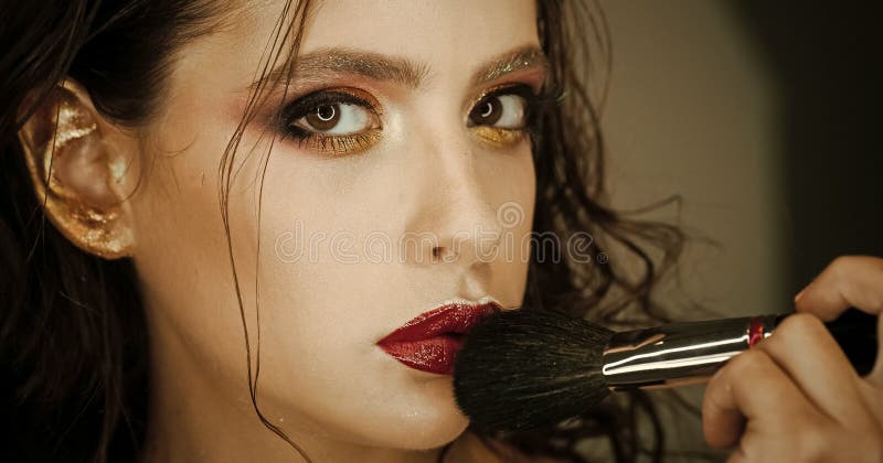 Βούρτσα χρήσης γυναικών makeup, visage Το πρότυπο ομορφιάς εφαρμόζει τη σκόνη στο πρόσωπο, καλλυντικά Γυναίκα με την τέχνη makeup στοκ φωτογραφία με δικαίωμα ελεύθερης χρήσης Βούρτσα χρήσης γυναικών makeup, visage Το πρότυπο ομορφιάς εφαρμόζει τη σκόνη στο πρόσωπο, καλλυντικά Γυναίκα με την τέχνη makeup στοκ φωτογραφία με δικαίωμα ελεύθερης χρήσης