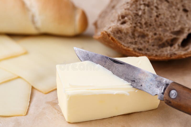 Βούτυρο και ψωμί, τυρί για το πρόγευμα, πέρα από το backgrou εγγράφου στοκ εικόνα με δικαίωμα ελεύθερης χρήσης Βούτυρο και ψωμί, τυρί για το πρόγευμα, πέρα από το backgrou εγγράφου στοκ εικόνα με δικαίωμα ελεύθερης χρήσης