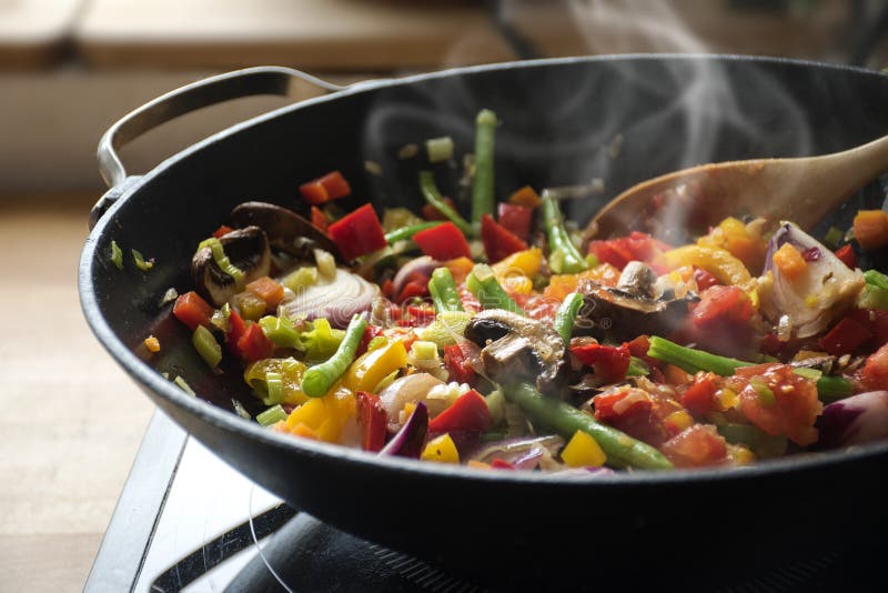 Βράσιμο στον ατμό των μικτών λαχανικών στο wok, ασιατικό vegeta μαγειρέματος ύφους στοκ εικόνες