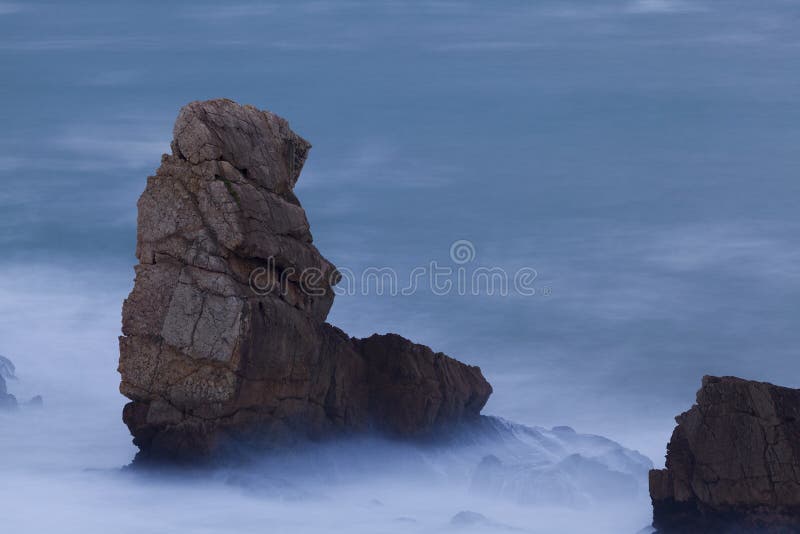 Βράχοι στην παραλία Arnia, Liencres, Cantabria στοκ εικόνα