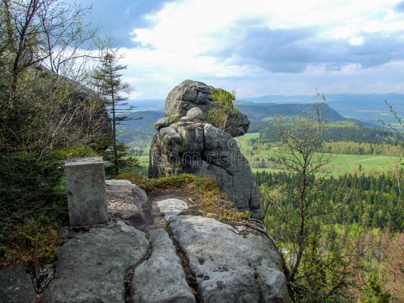 Βράχος πιθήκων στην αιχμή βουνών Szczeliniec Wielki