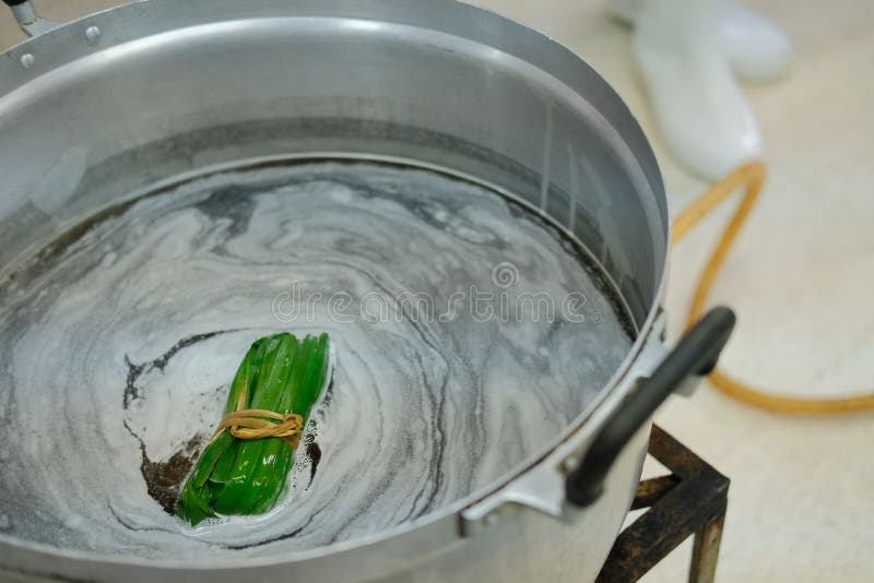 Βραστά φύλλα pandan για να πάρει σε ζεστό νερό σούπα στοκ εικόνες Βραστά φύλλα pandan για να πάρει σε ζεστό νερό σούπα στοκ εικόνες