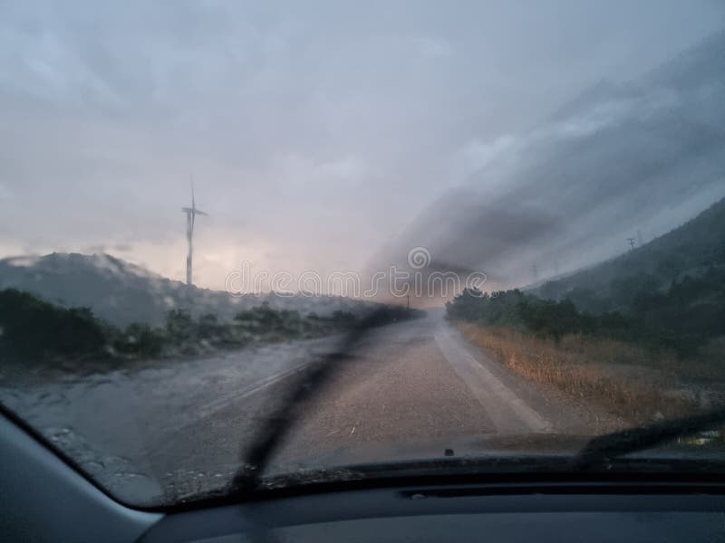 βροχή δρόμος το απόγευμα καταιγίδα κακοκαιρία ταξίδι στοκ φωτογραφία