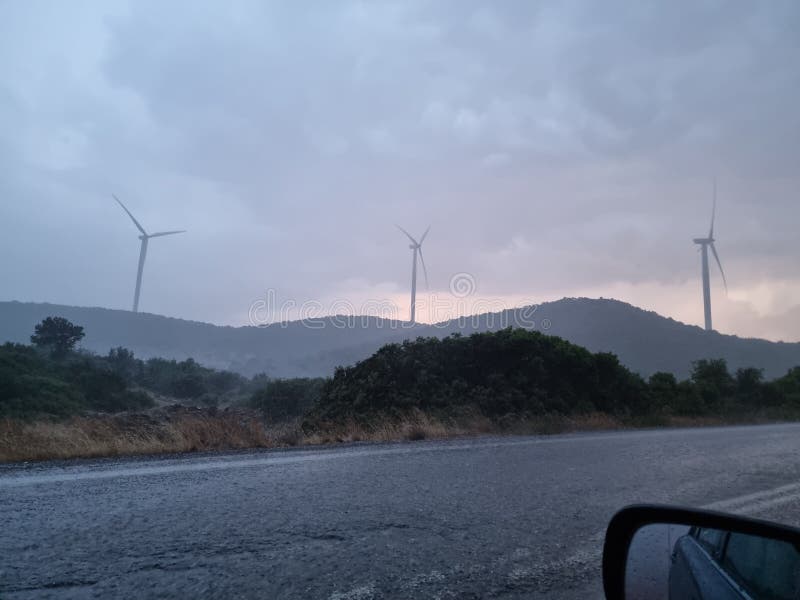 βροχή δρόμος το απόγευμα καταιγίδα κακοκαιρία ταξίδι στοκ εικόνες με δικαίωμα ελεύθερης χρήσης