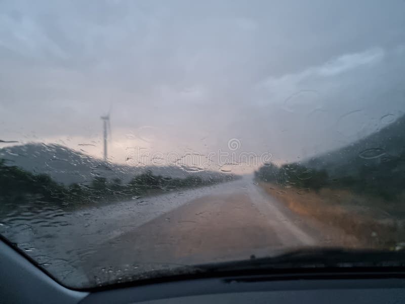 βροχή δρόμος το απόγευμα καταιγίδα κακοκαιρία ταξίδι στοκ φωτογραφία με δικαίωμα ελεύθερης χρήσης