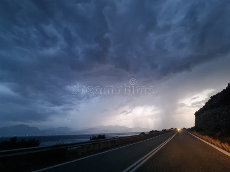 βροχή δρόμος το απόγευμα καταιγίδα κακοκαιρία ταξίδι στοκ φωτογραφίες με δικαίωμα ελεύθερης χρήσης