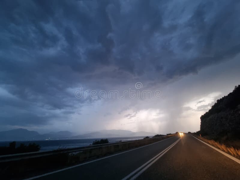 βροχή δρόμος το απόγευμα καταιγίδα κακοκαιρία ταξίδι στοκ φωτογραφία