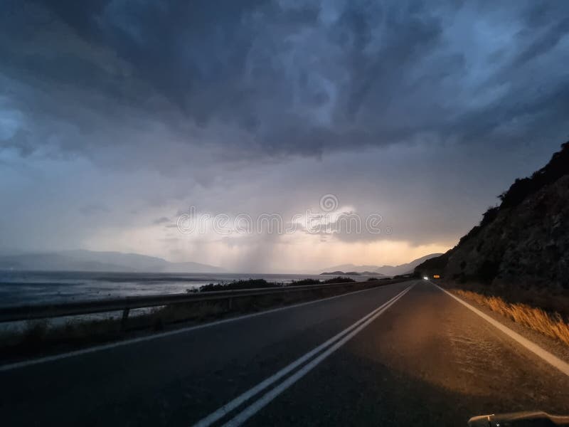 βροχή δρόμος το απόγευμα καταιγίδα κακοκαιρία ταξίδι στοκ εικόνες