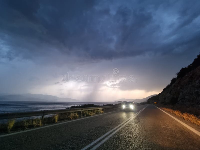βροχή δρόμος το απόγευμα καταιγίδα κακοκαιρία ταξίδι στοκ φωτογραφία με δικαίωμα ελεύθερης χρήσης