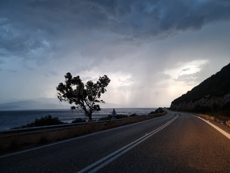 βροχή δρόμος το απόγευμα καταιγίδα κακοκαιρία ταξίδι στοκ εικόνες