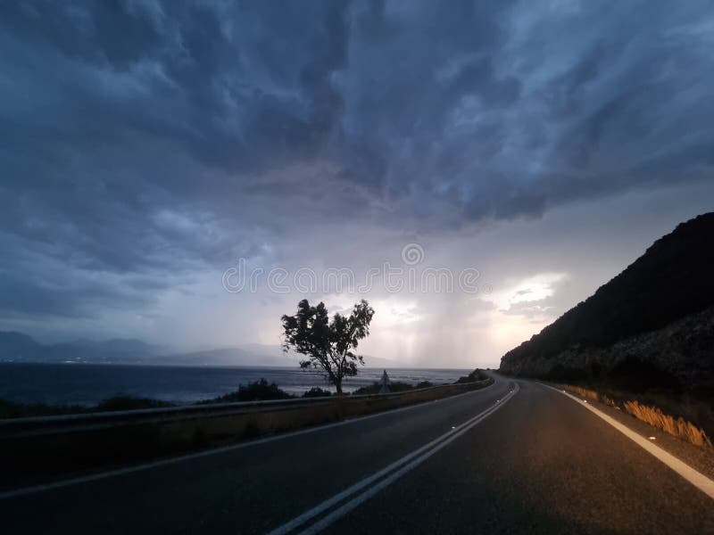 βροχή δρόμος το απόγευμα καταιγίδα κακοκαιρία ταξίδι στοκ εικόνα με δικαίωμα ελεύθερης χρήσης