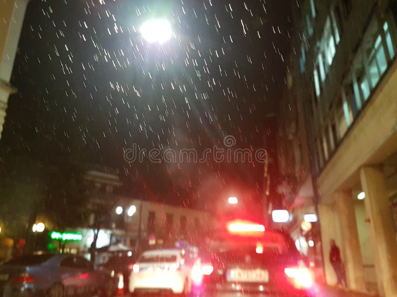 βροχή πέφτει τη νύχτα το χειμώνα στην πόλη των ιωαννίνων στοκ εικόνες με δικαίωμα ελεύθερης χρήσης
