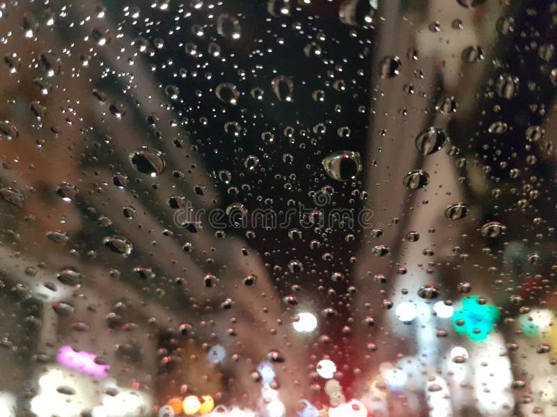 βροχή πέφτει τη νύχτα το χειμώνα στην πόλη των ιωαννίνων στοκ εικόνες