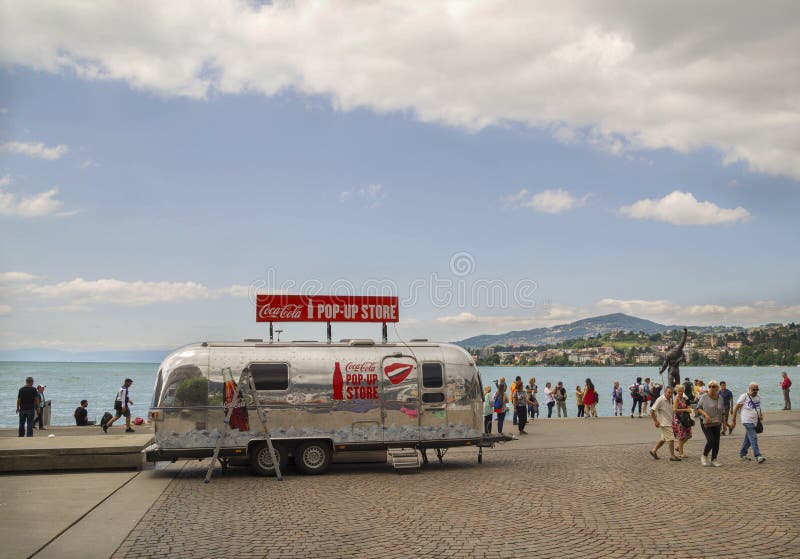 MONTREAUX, ΕΛΒΕΤΙΑ - 8 ΙΟΥΛΊΟΥ 2015 Βροχερή ημέρα σε Motreaux Riviera στη λίμνη της Γενεύης, με το διάσημο άγαλμα υδραργύρου του Freddy, τη δημοφιλή έλξη