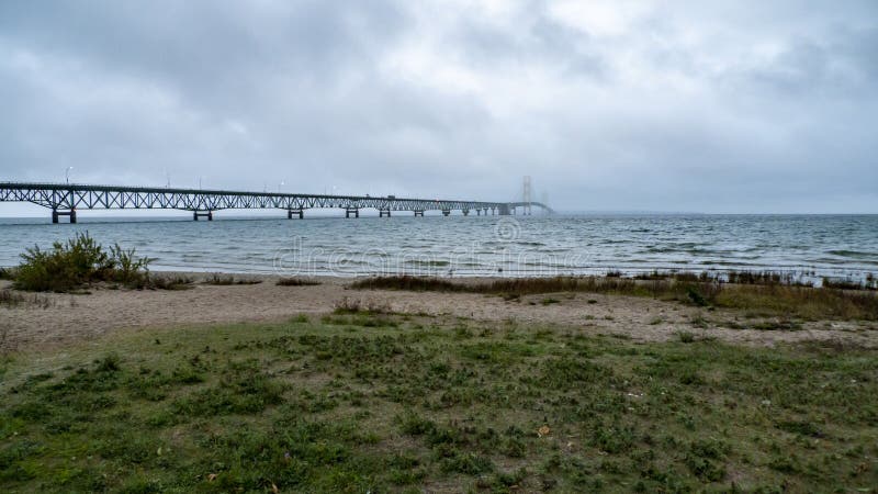 Βροχερό πρωί γεφυρών Mackinac στοκ εικόνα με δικαίωμα ελεύθερης χρήσης Βροχερό πρωί γεφυρών Mackinac στοκ εικόνα με δικαίωμα ελεύθερης χρήσης