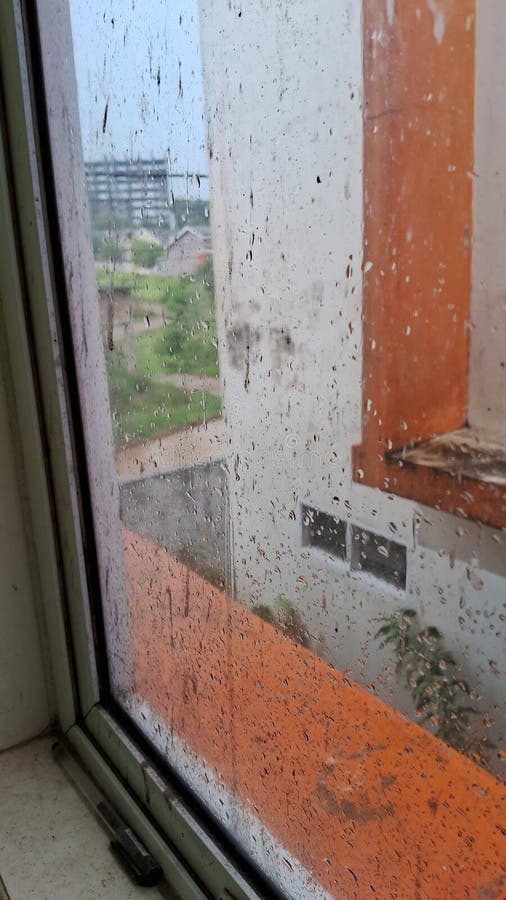 βρόχινο νερό κολλημένο στο παράθυρο εμποδίζοντας την προβολή των ματιών στοκ φωτογραφία με δικαίωμα ελεύθερης χρήσης