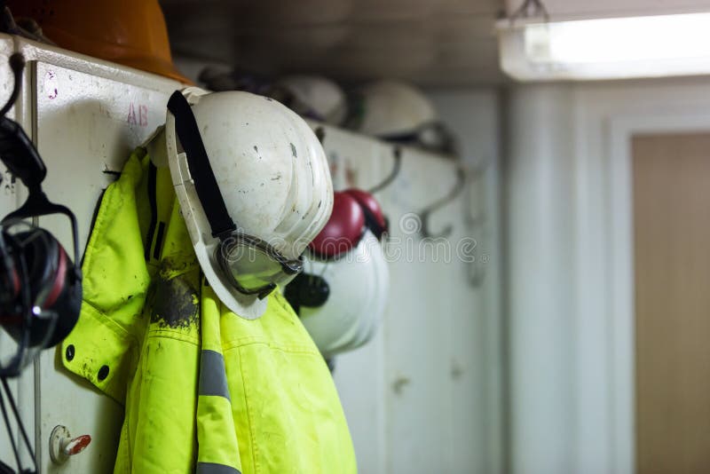 Βρώμικη ένωση προστατευτικής ενδυμασίας εργαζομένων στο αποδυτήριο στοκ φωτογραφίες Βρώμικη ένωση προστατευτικής ενδυμασίας εργαζομένων στο αποδυτήριο στοκ φωτογραφίες