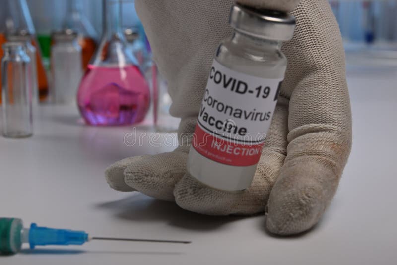 βρώμικο χέρι με παράνομο εμβόλιο covix στο υπόγειο εργαστήριο βιοτεχνολογίας στοκ εικόνα με δικαίωμα ελεύθερης χρήσης