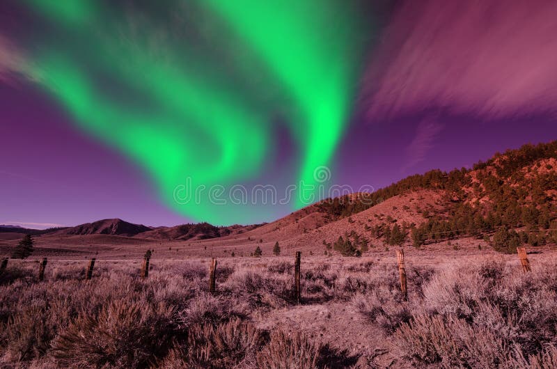 Βόρεια borealis αυγής φω'των στο νυχτερινό ουρανό πέρα από το όμορφο τοπίο λιμνών στοκ εικόνα Βόρεια borealis αυγής φω'των στο νυχτερινό ουρανό πέρα από το όμορφο τοπίο λιμνών στοκ εικόνα